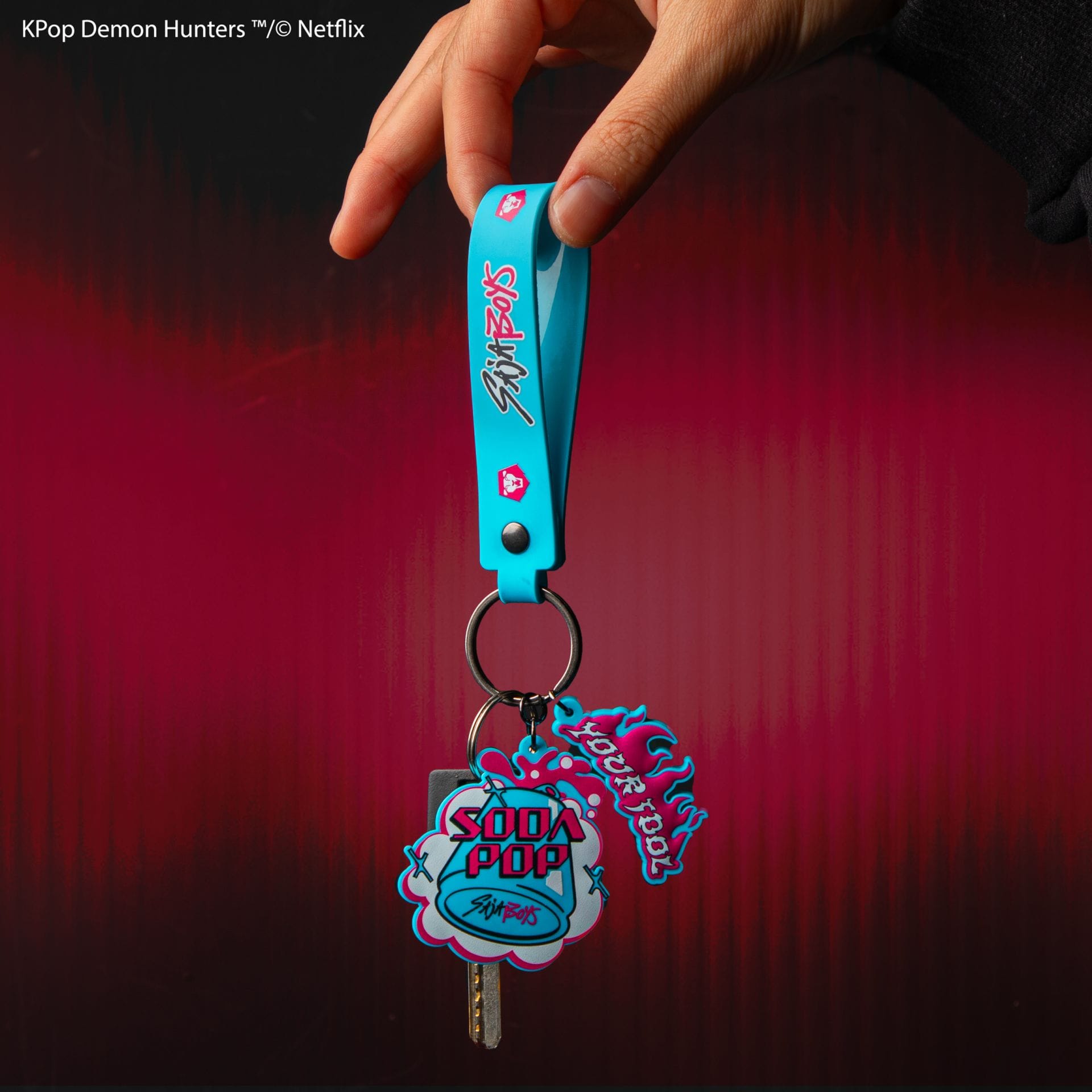 CINEREPLICAS: KPOP DEMON HUNTERS - WRISTLET KEYCHAIN - SODA POP obesek 4895205625341