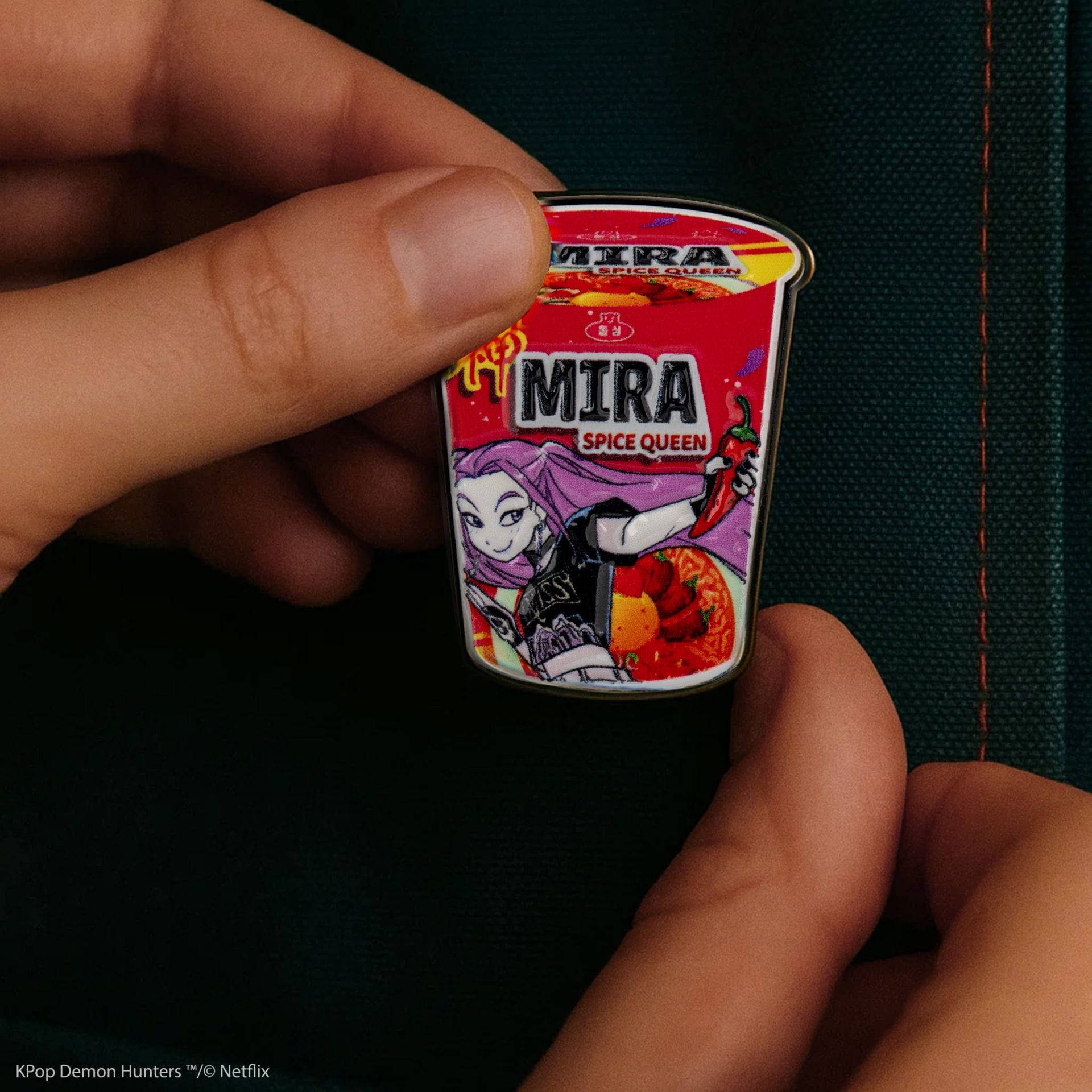 CINEREPLICAS: KPOP DEMON HUNTERS - PIN - MIRA SPICE QUEEN NOODLES priponka 4895205625389