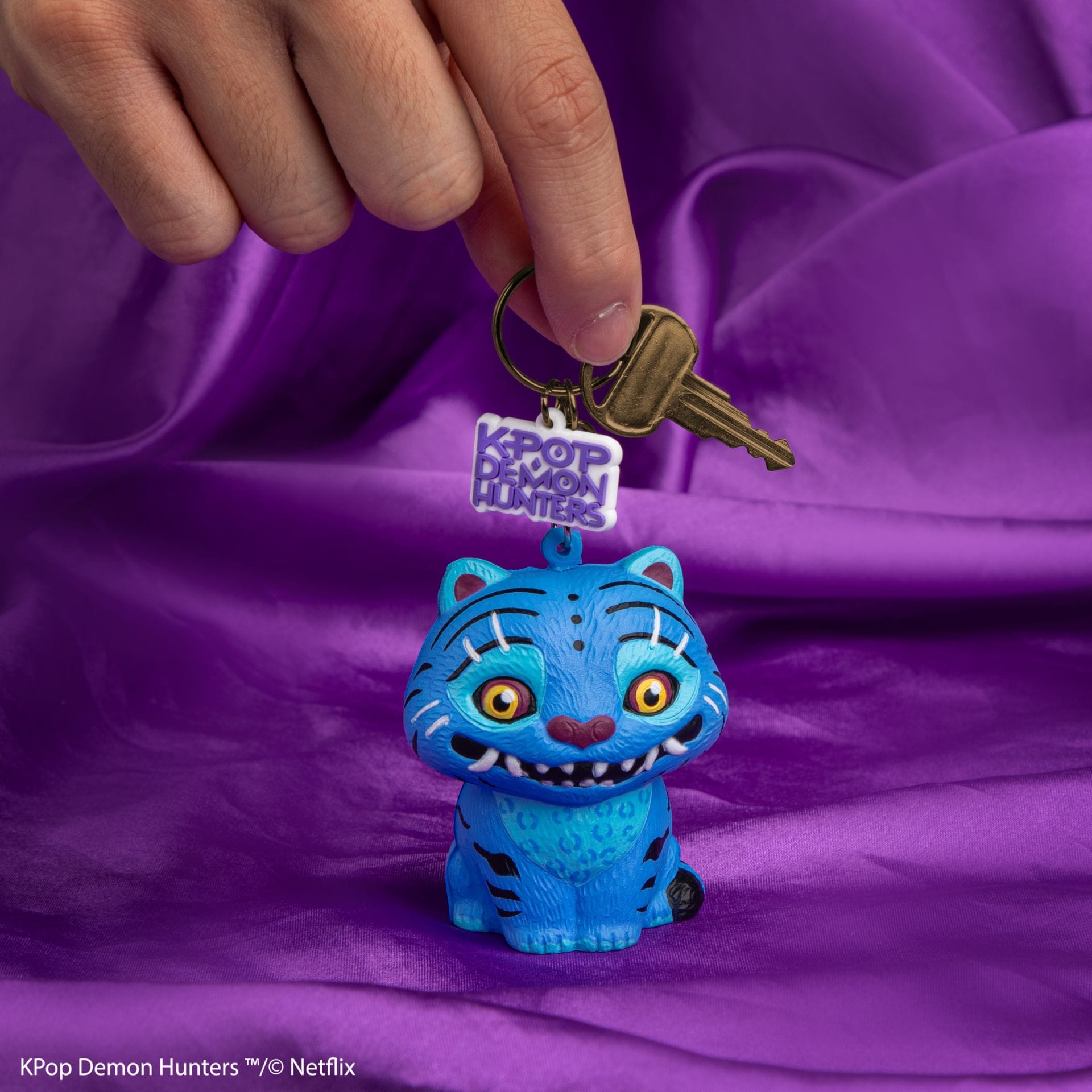 CINEREPLICAS: KPOP DEMON HUNTERS - SQUISHY KEYCHAIN  - DERPY TIGER obesek 4895205626256