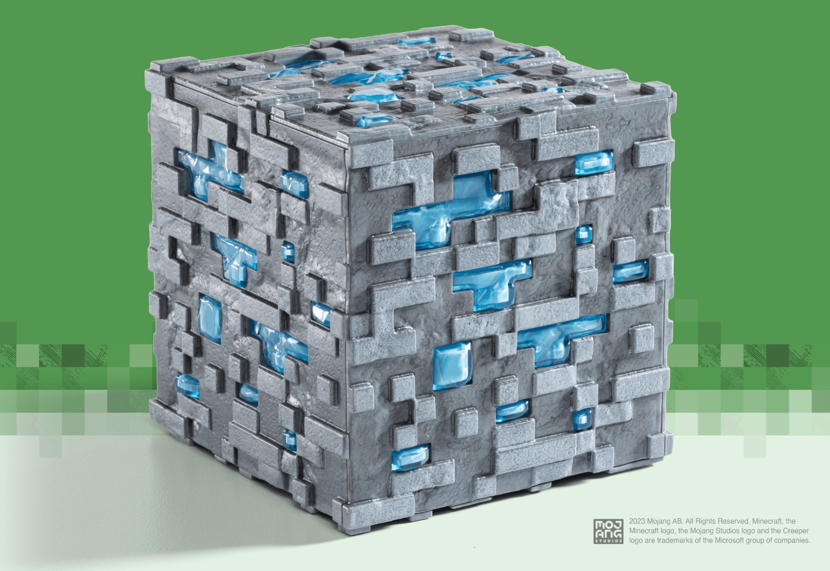 NOBLE COLLECTION Minecraft Illuminating diamond ore replika 849421009458