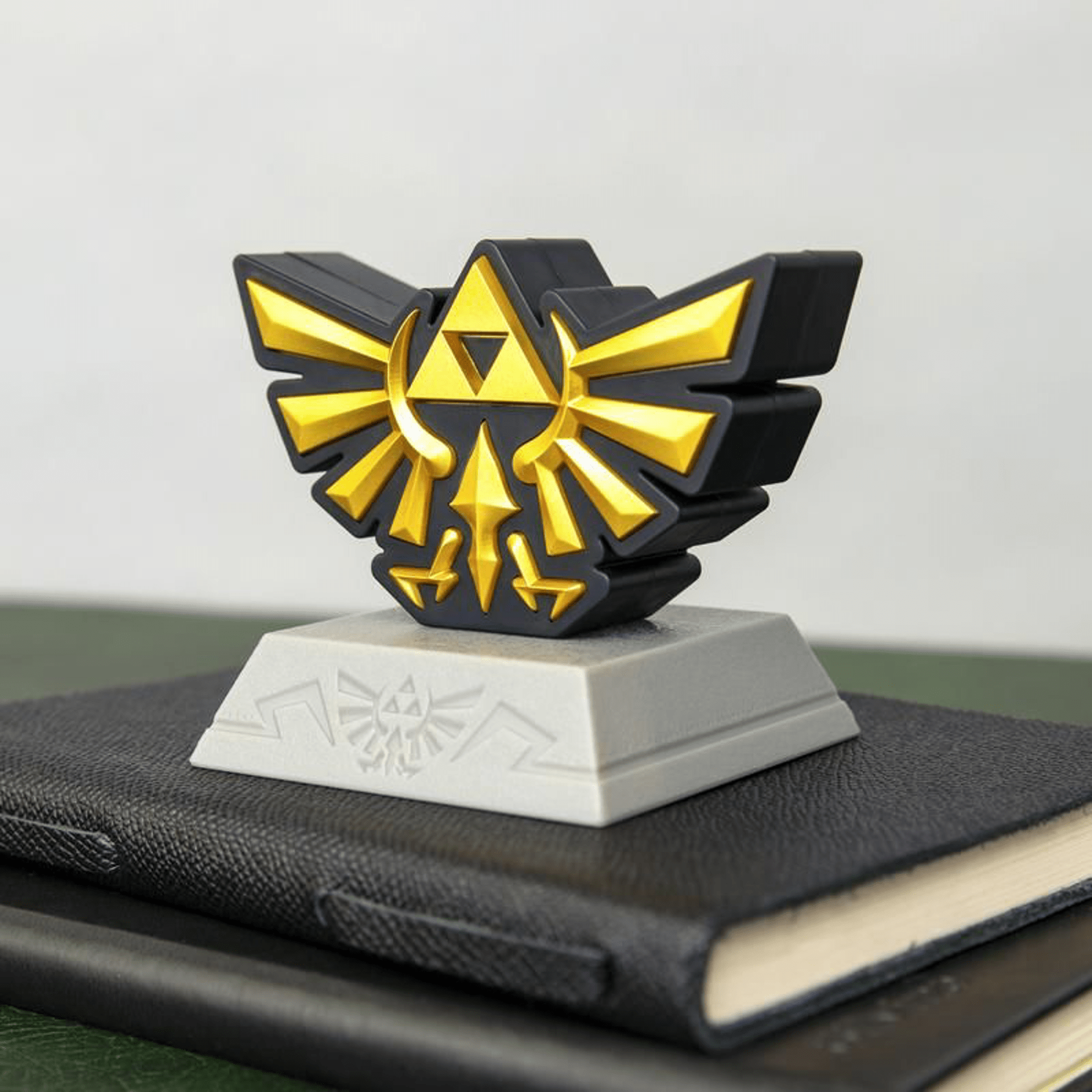 PALADONE HYRULE CREST ICON LUČKA 5055964738518